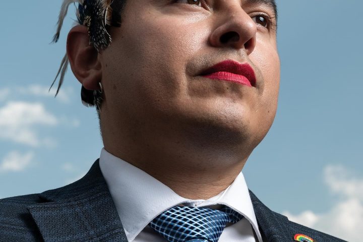 Jesús Ociel Baena podando para la Revista Abogacía